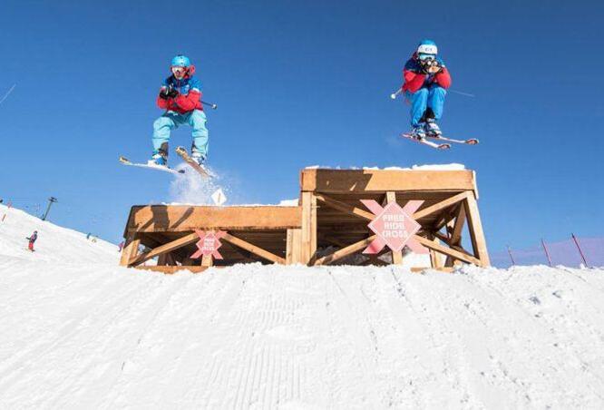 Skilehrer Show am Hotellift mit Apré Ski