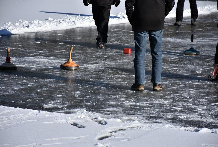 Gaudi auf dem Eis – Eisstockschießen & Schlittschuhlaufen in Oberwössen