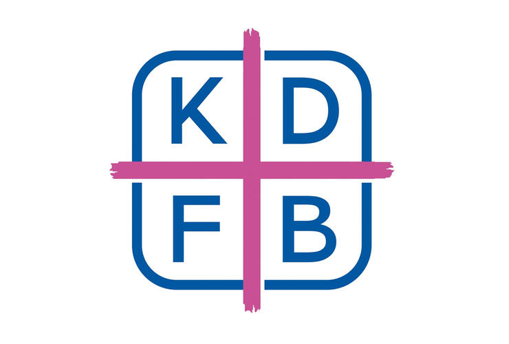 Anfertigen der Adventskränze und -gestecke des kath. Frauenbundes