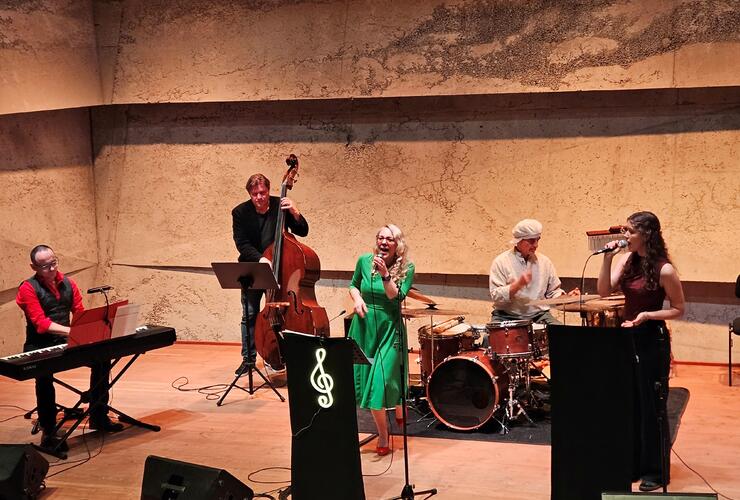 Katy Göllner & Friends - Swinging Christmas