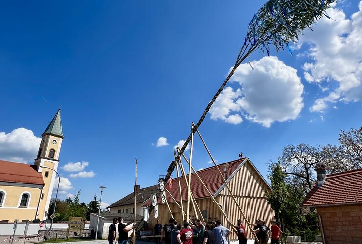Maibaumaufstellen der Pentinger Vereine