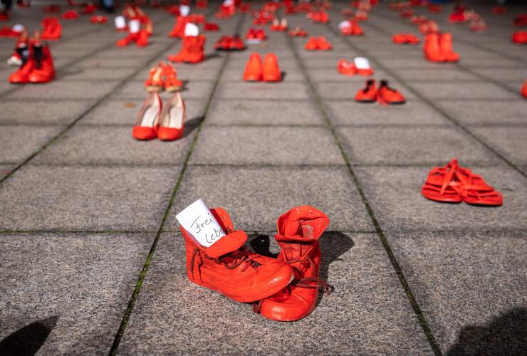 Rote Schuhe gegen Gewalt