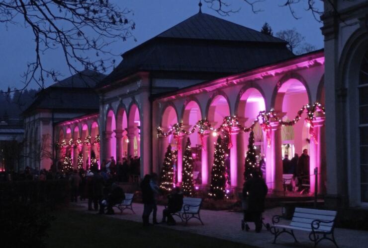 Romantischer Weihnachtsmarkt im Kurpark