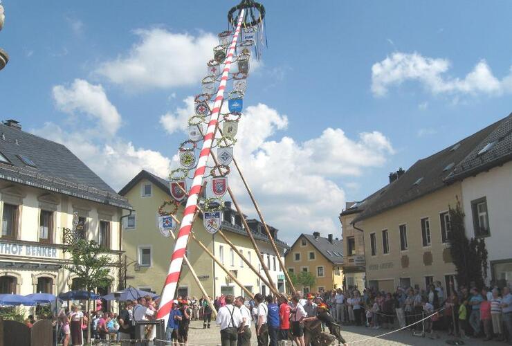 Maibaumaufstellen am Marktplatz Bischofsgrün