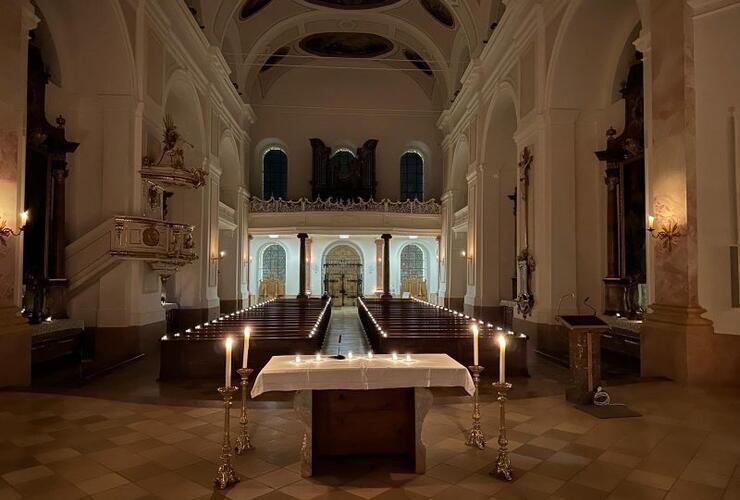 Roratemesse bei Kerzenschein und adventlicher Stubenmusik in der Pfarrkirche St. Tertulin