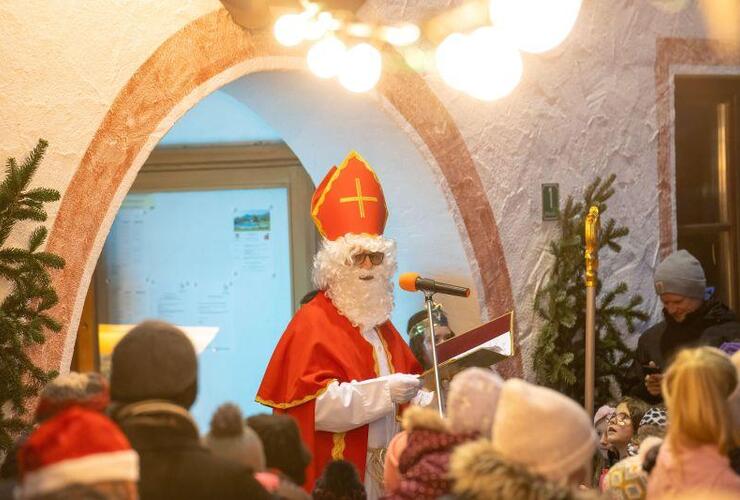 Der Nikolaus kommt vor´s Rathaus