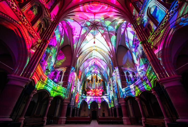 Die immersive Licht- und Videoshow Genesis in der Peterskirche Nürnberg