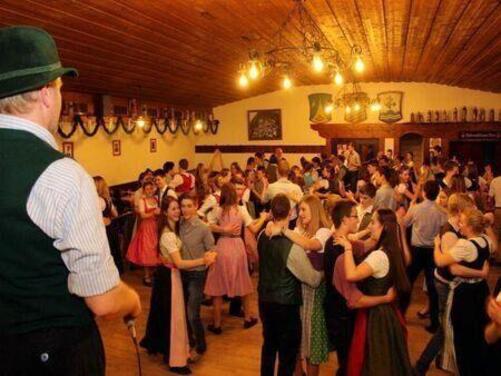 Maskiertes Dirndl- und Weiberkranzl