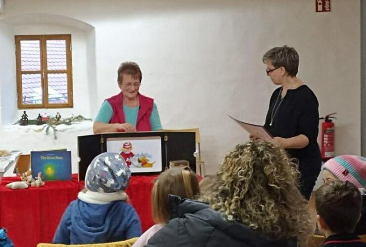 Vorlesestunde im Advent in der Burg