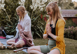Moon Yoga mit den Twins