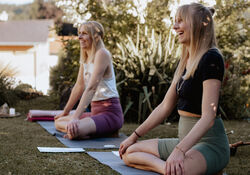 Moon Yoga mit den Twins