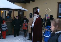 Tollwod am Mehrgenertionenhaus mit Christbaumverkauf