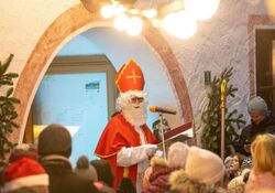 Der Nikolaus kommt vor´s Rathaus