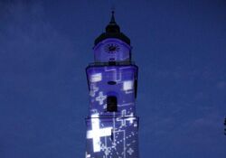 Fassadeninstallation „LichtSchatten: RauhNächte“