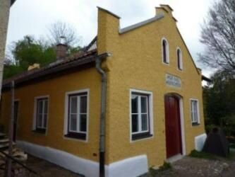 Stammtisch der Neuen Künstlerkolonie mit offener Schmidntür Stammtisch der Neuen Künstlerkolonie mit offener Schmidntür