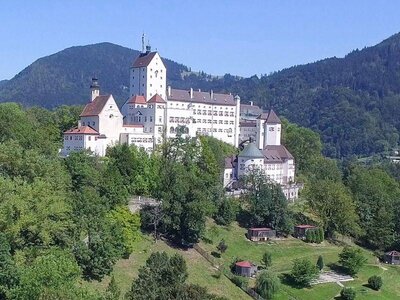 Führungen auf Schloss Hohenaschau mit Prientalmuseum und Burgladerl Führungen auf Schloss Hohenaschau mit Prientalmuseum und Burgladerl