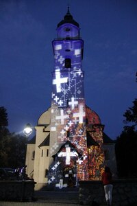 SilverLich(t) – Lichtinstallation von Ingo Bracke auf die katholische Pfarrkirche Heilig K SilverLich(t) – Lichtinstallation von Ingo Bracke auf die katholische Pfarrkirche Heilig K