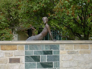 „Mit spitzer Feder und klarem Blick“ Erich Kästner und die Erfindung der Gebrauchslyrik Eine literarische Lesung