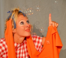 Das Gekko Tanztheater spielt: "Das kleine ich bin ich", nach einem Bilderbuch von Mira Lobet