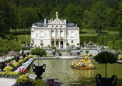 Gemütliche Wanderung zum Königsschloss Linderhof mit Schmankerl-Pause