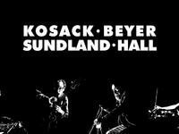 Liz Kosack (Synthesizer), Kriton Beyer (Daxophon), Dan Peter Sundland (elektrischer Bass), Samuel Hall (Schlagzeug)