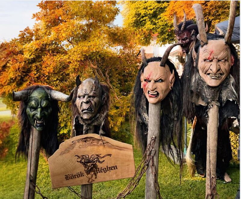 Krampus-Kuscheln im Kurpark