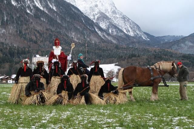 Einzug des Nikolaus mit Krampusse am Petersplatz