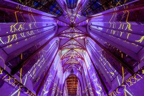 Weltpremiere in Regensburg: Die immersive Licht- und Videoshow INFINITY!