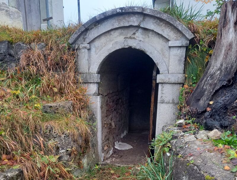 Der "unterirdische Gang" und die Allerheiligenkapelle in Reichersdorf/Irschenberg