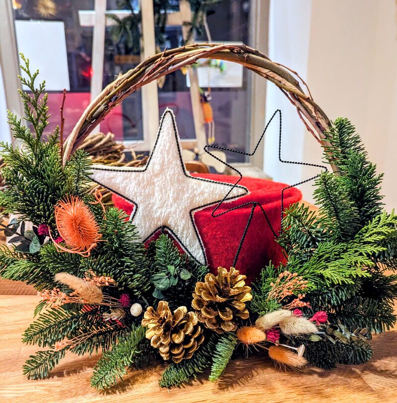 Drahtige Sterne mit Tannengrün – DIY Workshop: Adventlicher Weidentürkranz