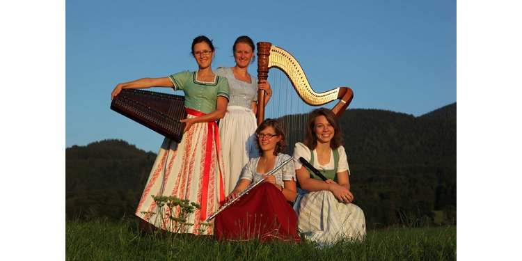 Volksmusik im Brunnenhof: Hinterberger Soatnpfeifer