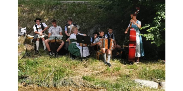 Musikalischer Spaziergang am Kirchbach