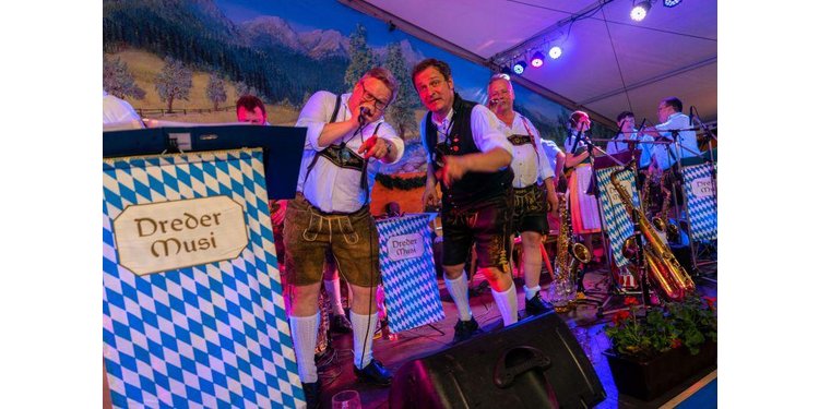 Kieferer Bierzelt mit der Dreder Musik