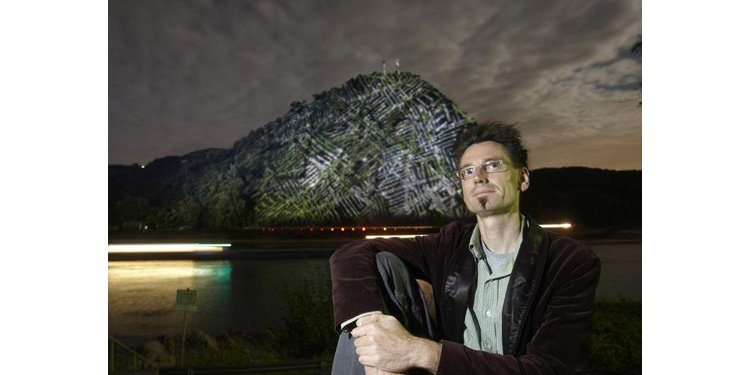 SilvesterLich(t) – Lichtinstallation von Ingo Bracke auf die katholische Pfarrkirche Heilig K