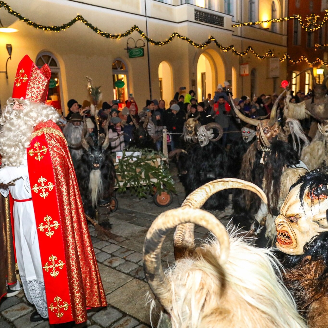 Nikolaus und Christkindl begrüßen die Marktbesucher | Programm Christkindlmarkt