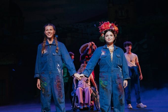 In ihrer Fantasie erweckt Frida eine magische beste Freundin zum Leben, die sie ebenfalls Frida nennt.