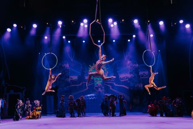 Die insgesamt sechs ukrainischen Akrobatinnen und Akrobaten der Akademie für Zirkus- und Varietekunst in Kyiv begeistern unter anderem mit ihrer magischen Aerial Akrobatik.