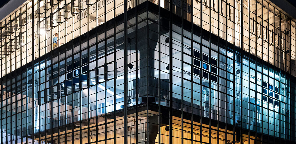 Illuminierter Werkstattflügel, Bauhausgebäude Dessau, 2021