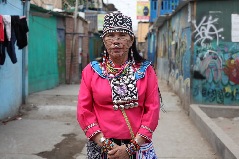 Porträt Olinda Silvano, amazonische Künstlerin aus der Gemeinschaft der Shipibo-Conibo