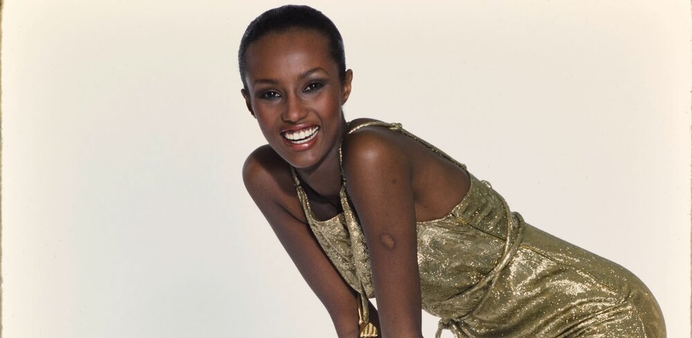 Rico Puhlmann, Iman Abdulmajid mit Kleid aus Gold-auf-Gold-Lamé-Brokat mit Kordeln von Mary McFadden, 1977, Farbdiapositiv