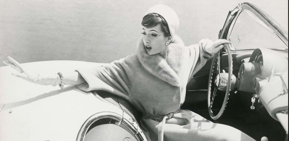 Rico Puhlmann, Brigitte (Gitta) Schilling in hellbeigem Kaschmirmantel mit passendem Gürtel und hellem Nerzkragen von Gehringer & Glupp, 1959, Silbergelatinepapier