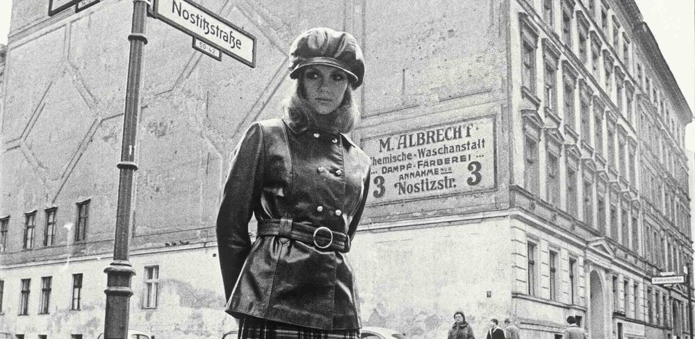 Rico Puhlmann, Nicole im Schotten-Kilt und Kniestrümpfen, darüber lange enggegürteter Lederjacke von Hobbydress, Berlin-Kreuzberg, 1968, Silbergelatinepapier