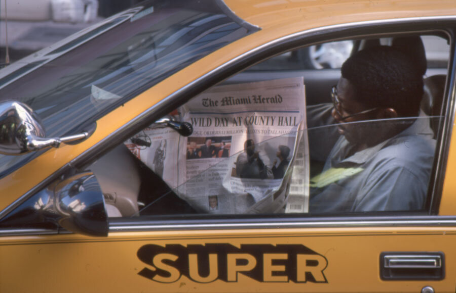 Zeitungslesender in Miami (USA), 2000