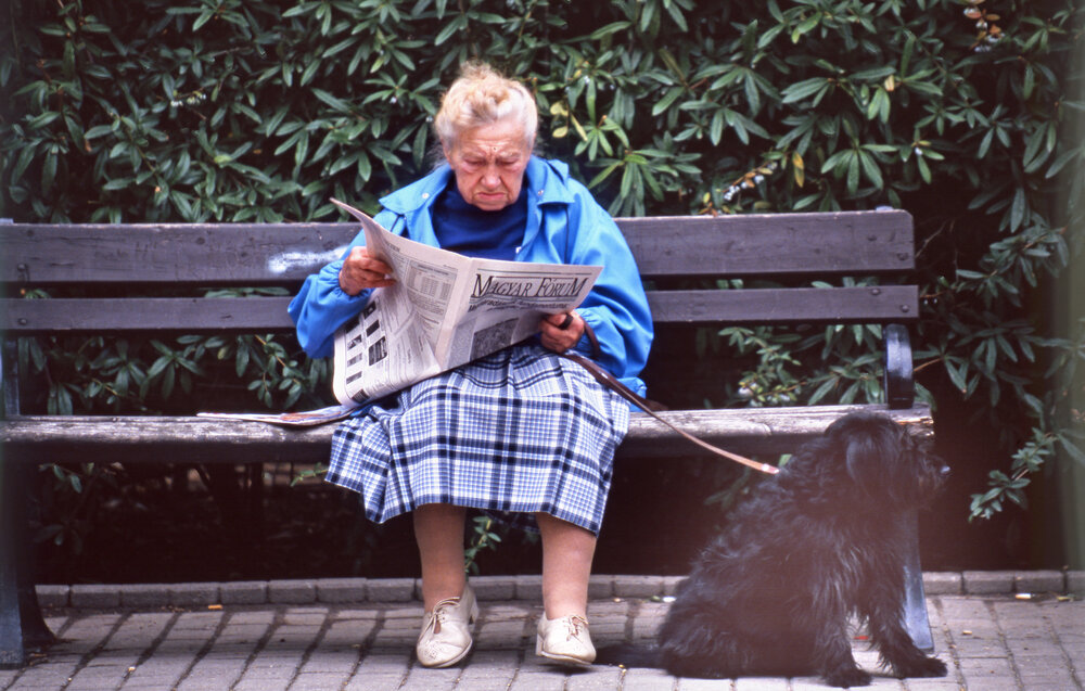 Zeitungslesende in Budapest (Ungarn), 1988