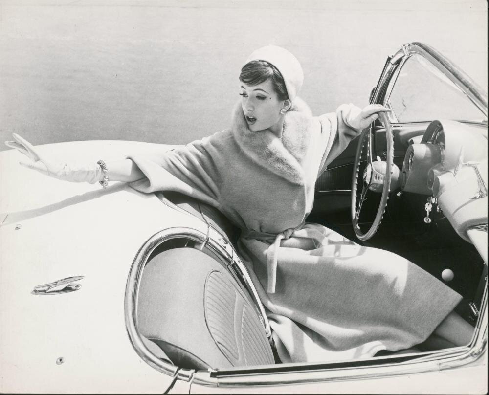 Rico Puhlmann, Brigitte (Gitta) Schilling in hellbeigem Kaschmirmantel mit passendem Gürtel  und hellem Nerzkragen von Gehringer & Glupp, 1959, Silbergelatinepapier, 24,2 x 30 cm