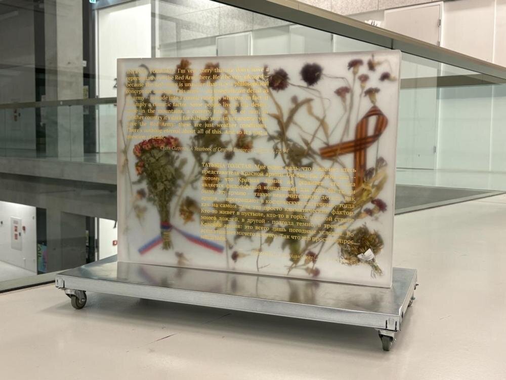 Gedenktafeln, die den Worten russischer Schriftsteller auf der Literaturkonferenz von Lissabon 1988 gewidmet sind