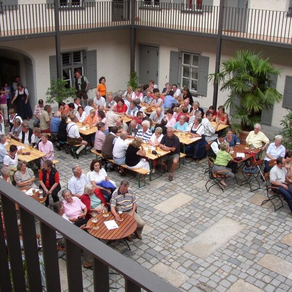 Fischfest im Innenhof der Alten Post der FFW Fischbach 