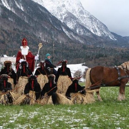 Einzug des Nikolaus mit Krampusse am Petersplatz