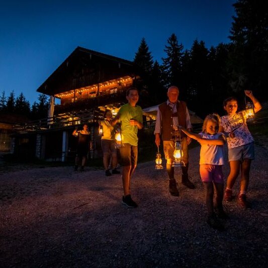 Abendwanderung für die ganze Familie - mit Laternen auf die Denkalm