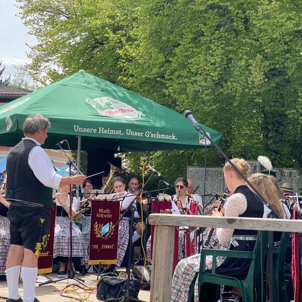 Freiluftkonzert am Rathaus zum Marktsonntag